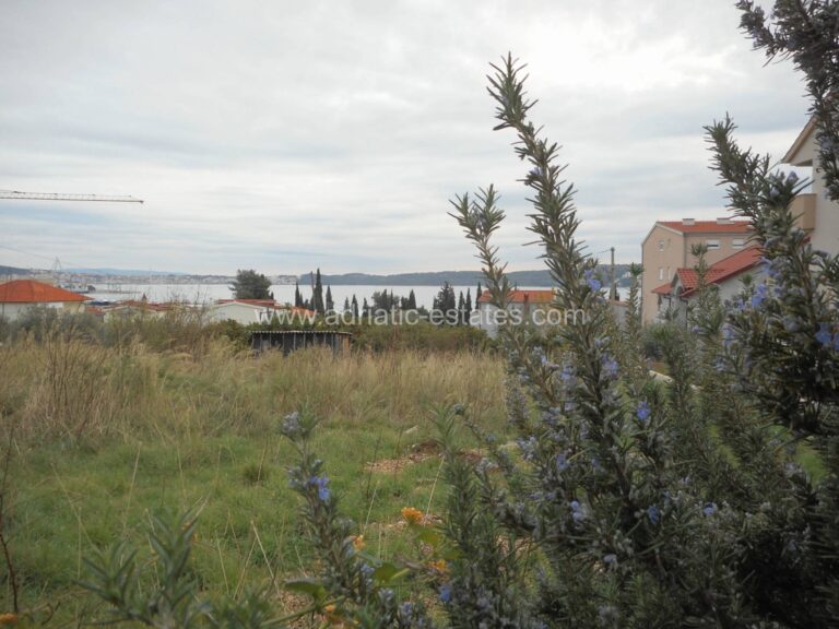 Dům blízko pláže s velkým pozemkem, prodej realit v Chorvatsku