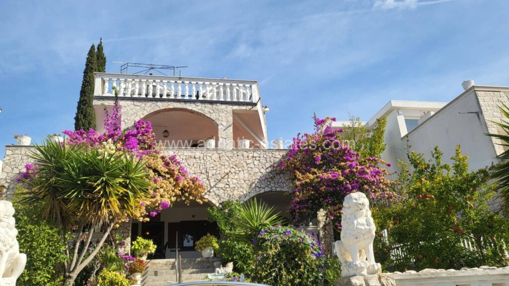 Krásná prosotrná vila s molem a kotvištěm, relity na prodej v Chorvatsku